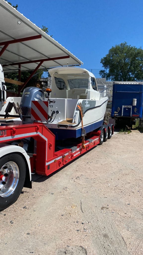 Industrieller Bootstransport mit Lastwagen