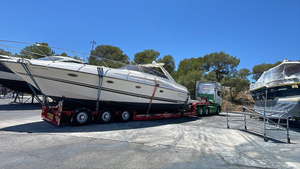Logistikarbeit: Boot auf Lastwagen verladen