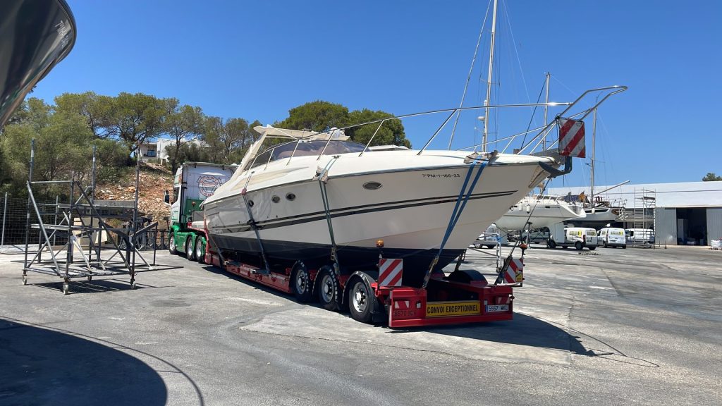 Ein Boot wird auf einen Anhänger geladen.