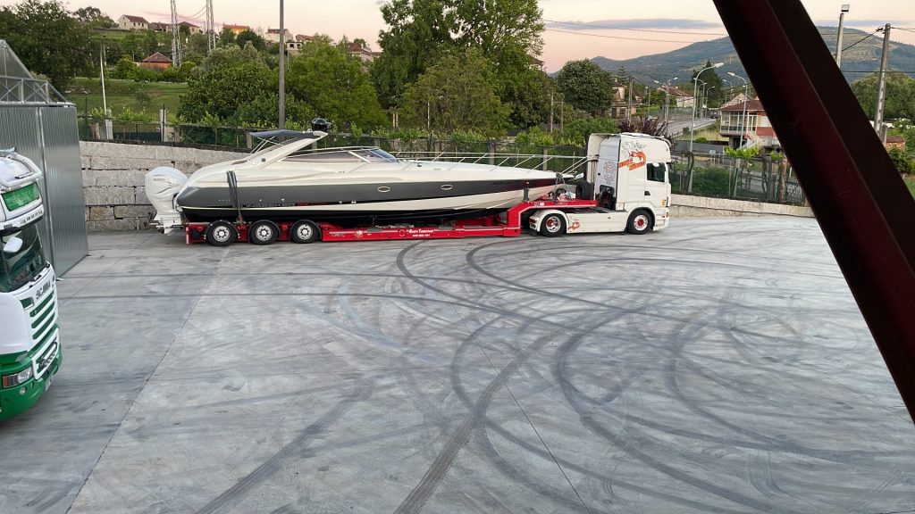 Boot wird für den Straßentransport auf einen Lkw verladen