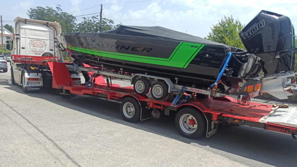 Präzise Verladung eines Bootes auf einen Lastwagen