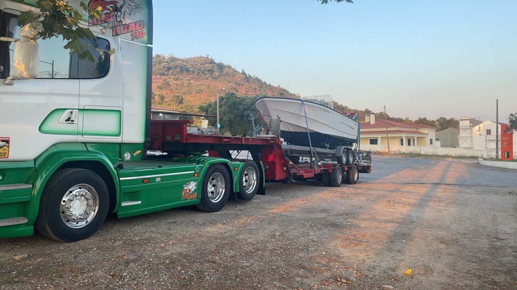 Sicherer Transport eines Bootes auf einem Lkw