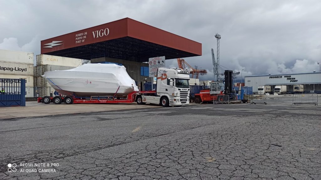 Boot wird auf einem Lkw für den Weitertransport positioniert