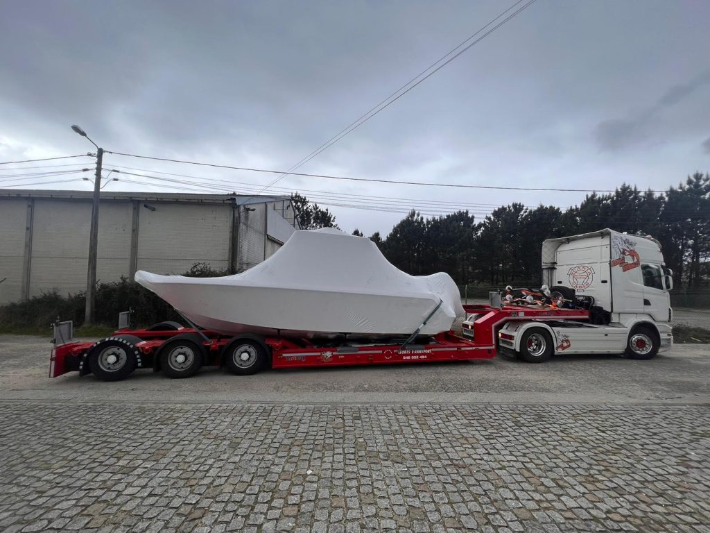 Boot wird sicher auf einem Lastwagen befestigt