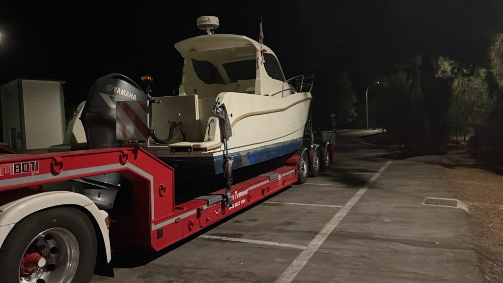 Boot wird für den Transport auf einen Lastwagen gehoben