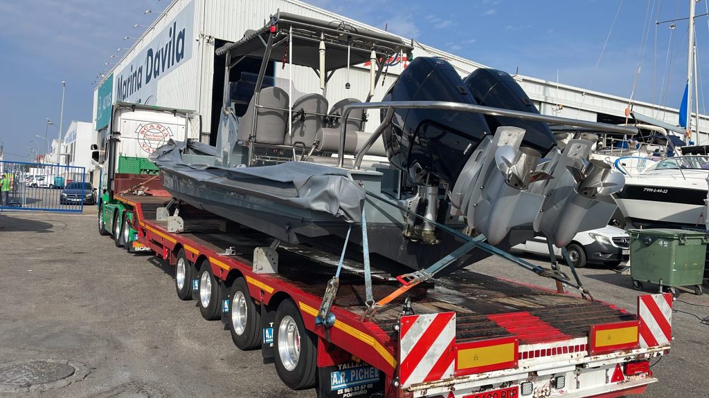 Boot wird per Kran auf einen Lkw gehoben