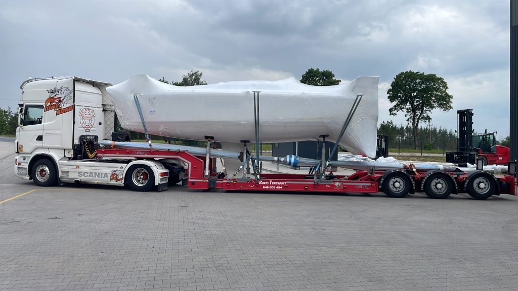 Boot wird auf einen Lkw für den Weitertransport geladen