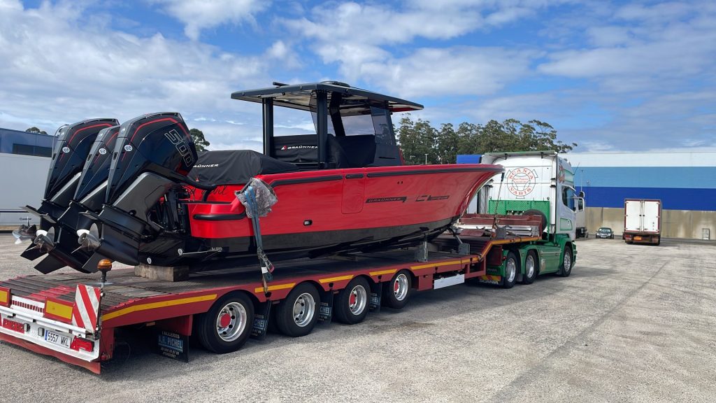 Bootstransport mit Lastwagen auf der Baustelle