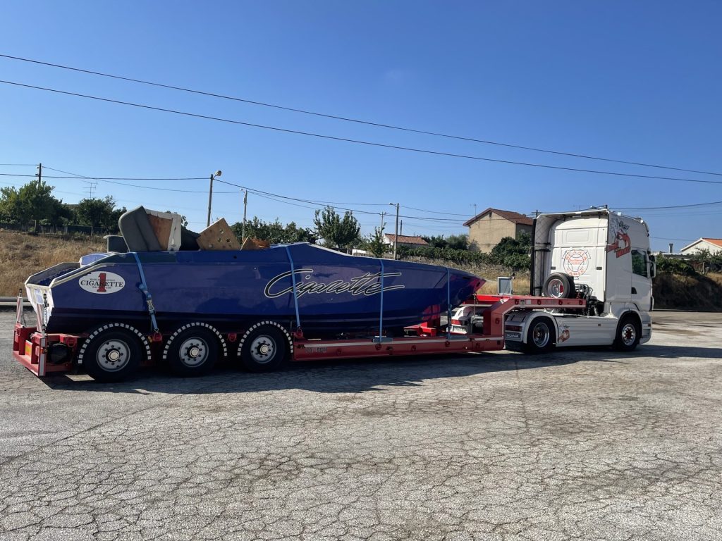 IMG_1Kran hebt Boot für den Transport auf einen Lkw580.jpeg