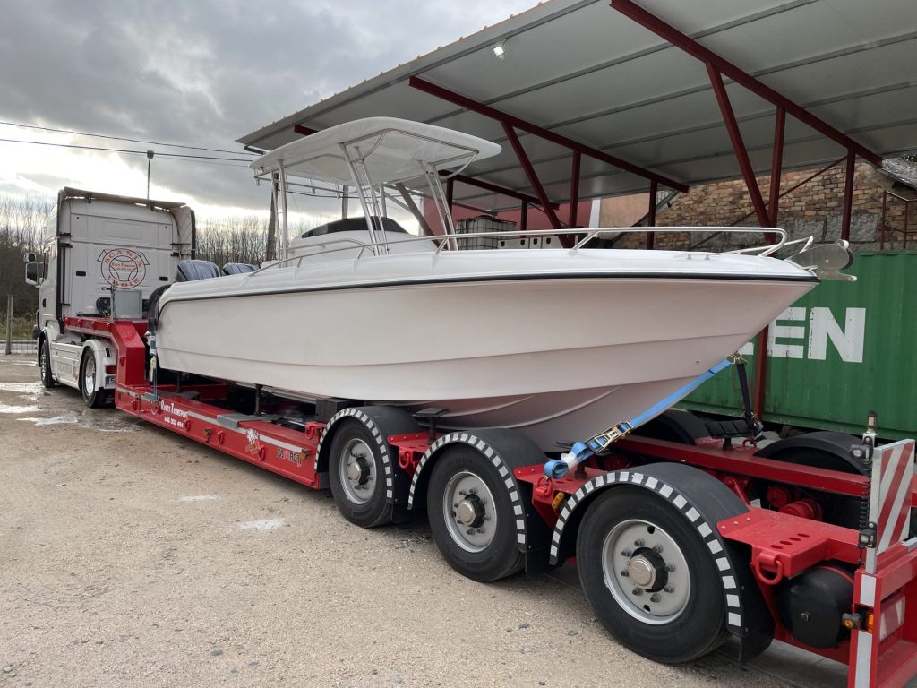 Bootstransport auf der Straße – Verladen auf Lastwagen