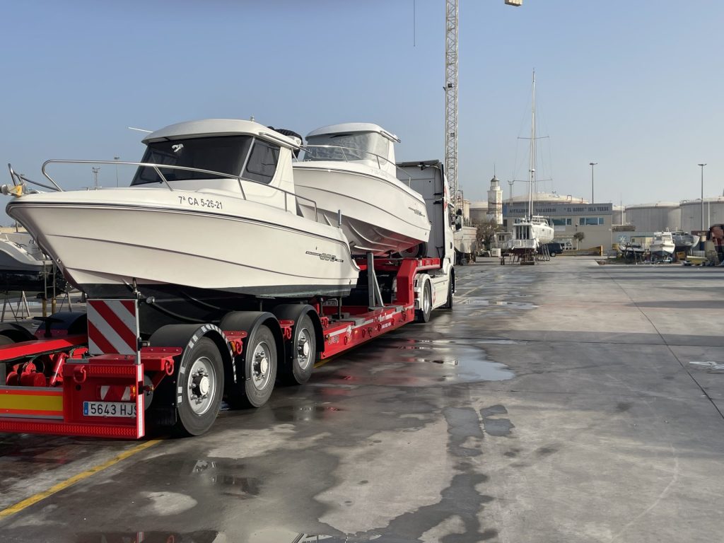 Ein Boot wird auf einen Lastwagen geladen.