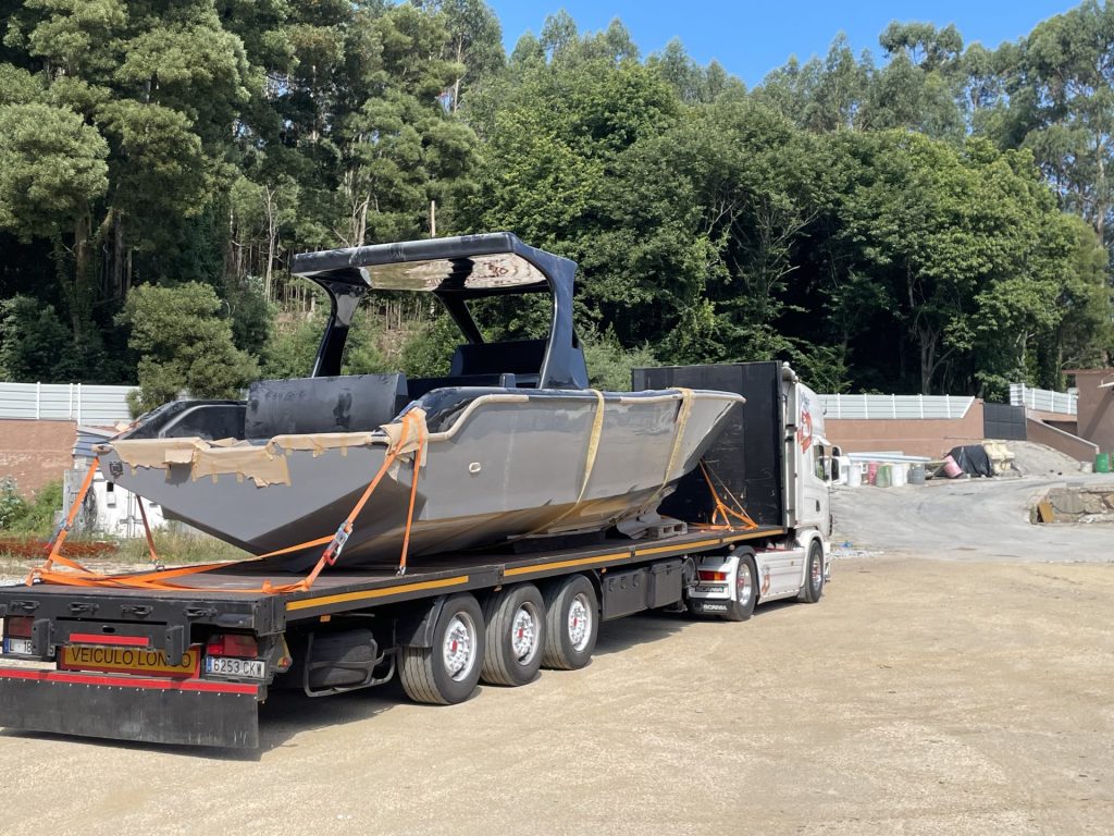 Ein Boot wird auf einen Lastwagen geladen.