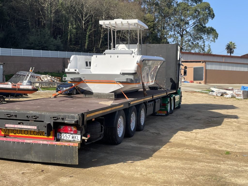 Boot wird mit einemr auf einen Lastwagen geladen