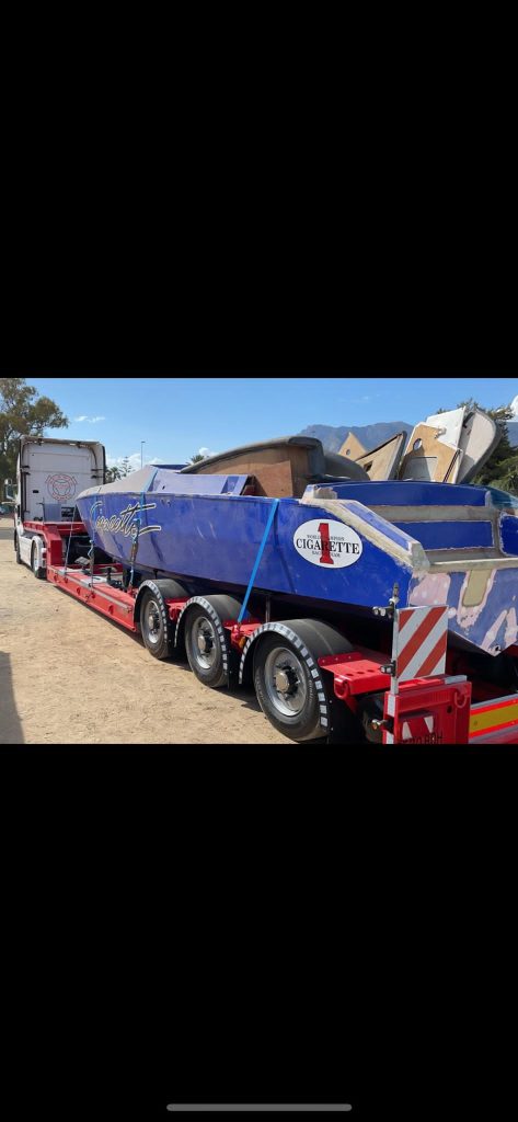 Verladung eines Motorbootes auf einen Lastwagen