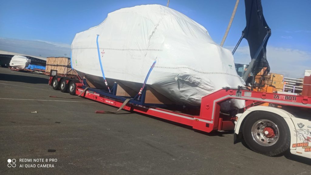 Boot wird für den Straßentransport aufgeladen